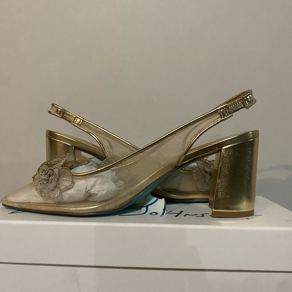 Betsey Johnson Women's Petra Flower Applique Slingback Pumps - Picture 5 of 11